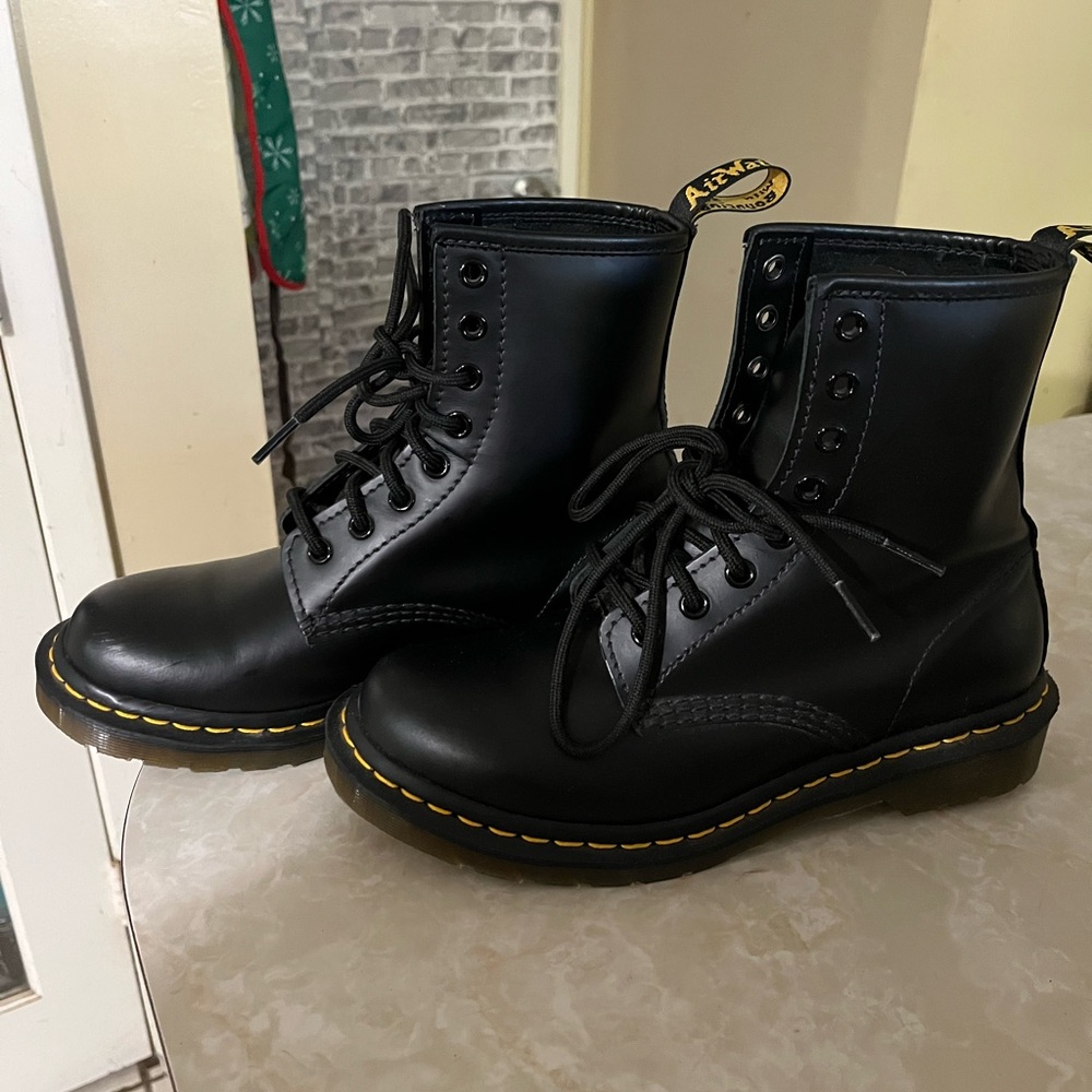DRMARTENS 1460 WOMEN'S SMOOTH LEATHER LACE UP BOOTS